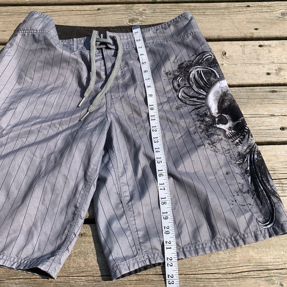 Mossimo Supply Co. Men’s Grey Pinstripe Board Shorts With Skull Graphic Size 36 - Picture 6 of 8